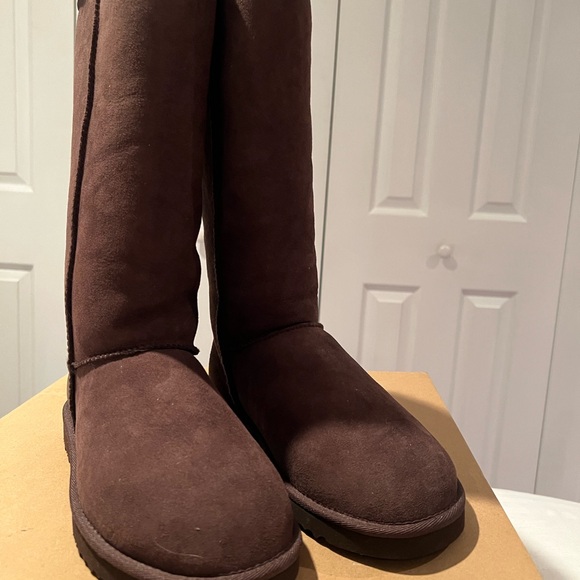 NWT UGG Classic Tall Women’s Boots in Chocolate - Picture 6 of 10